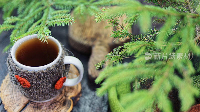 圣诞树下的茶