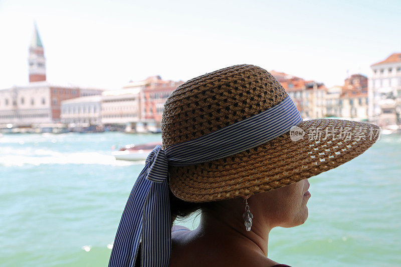 戴着草帽的富婆在威尼斯的旅游景点