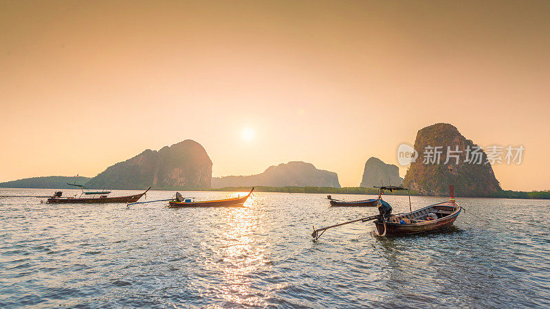 美丽的日落在热带海洋与长尾船在泰国南部