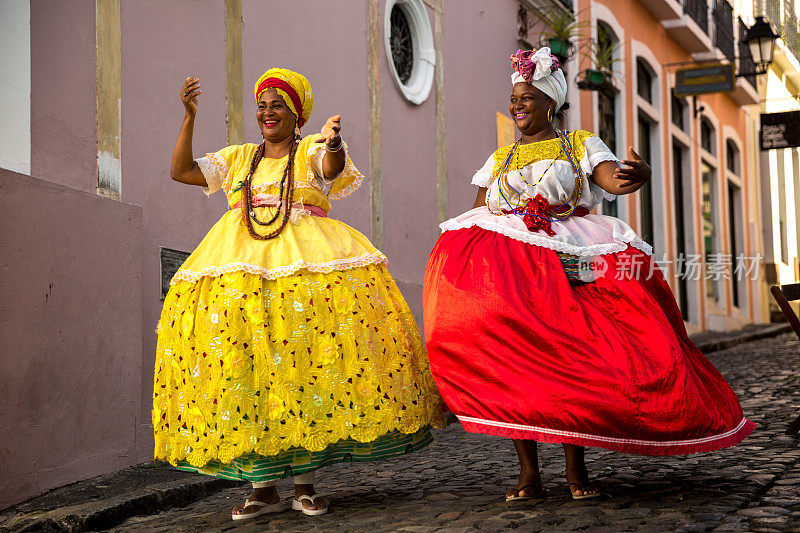 在巴伊亚州萨尔瓦多的佩洛里尼奥，美丽的巴西女人穿着当地服装