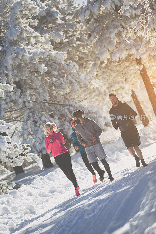 四个人在雪山上跑步