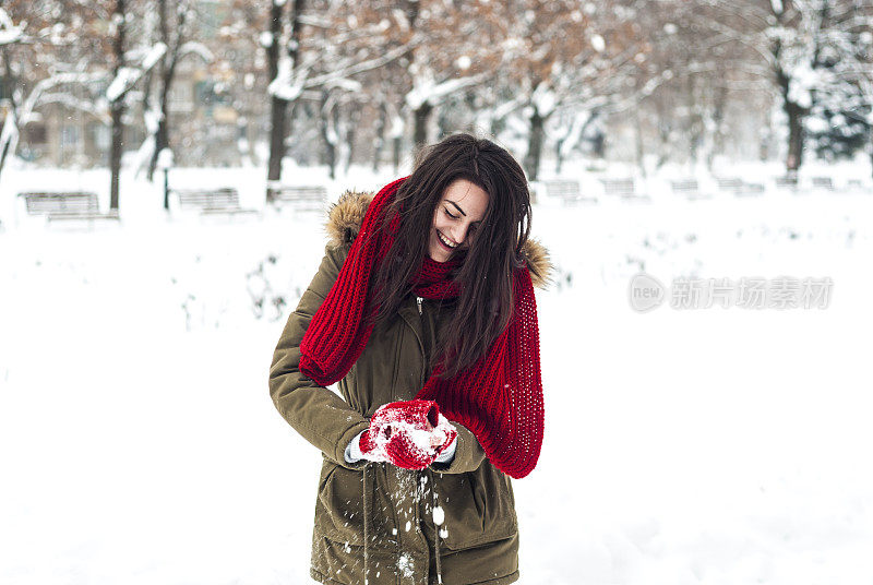 可爱的小女孩在玩雪