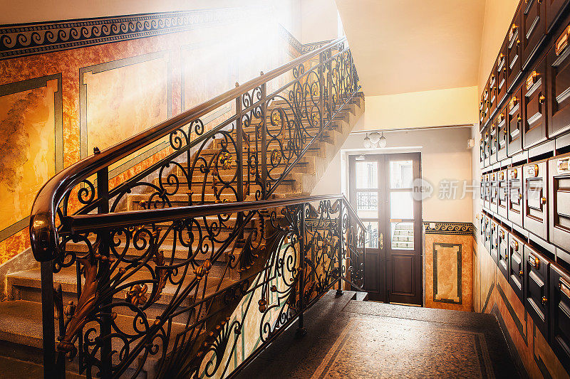 走廊楼梯古典优雅，阳光透过窗户照射进来。住宅的欧式建筑内部