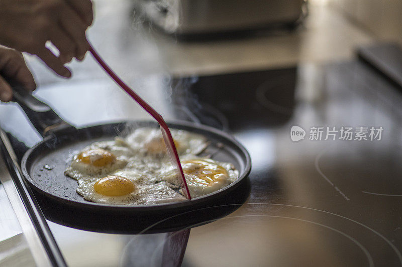 老妇人在玻璃炉上煮鸡蛋。