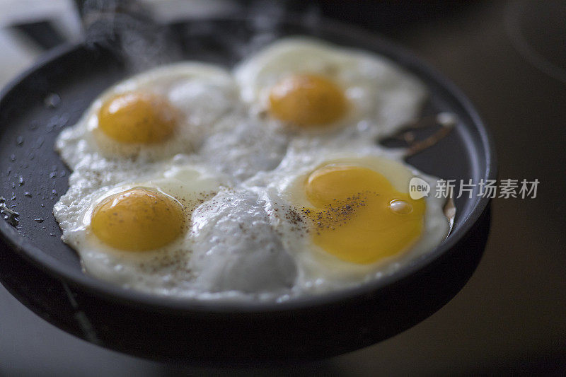 早餐是什么?在玻璃陶瓷灶台上煮鸡蛋。