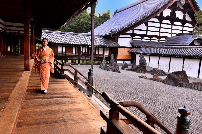 穿着和服的日本妇女在京都东福寺北条缓慢行走