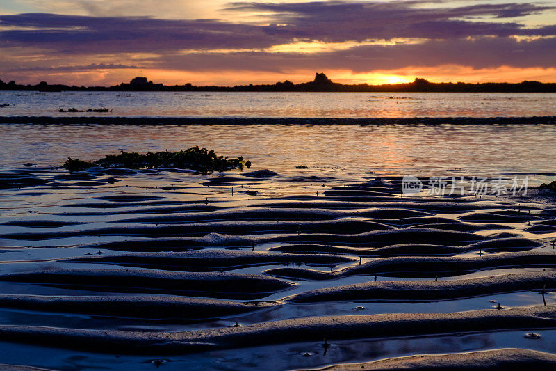沙上的涟漪，科博湾的日落，格兰德斯洛克，根西岛，海峡群岛