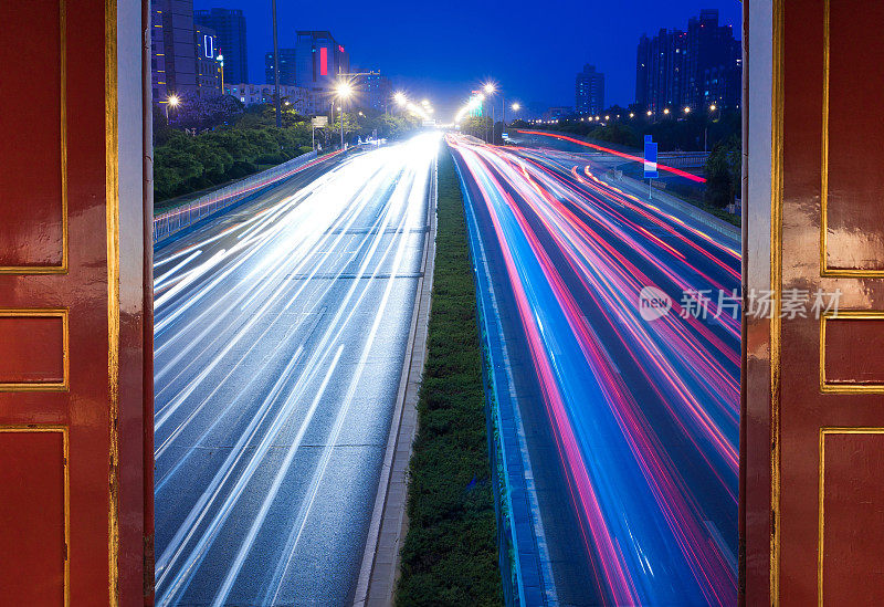 从大门看公路车尾灯轨迹