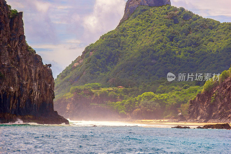 费尔南多·迪诺罗尼亚拥有大海、高山和天空，令人惊叹的风景。