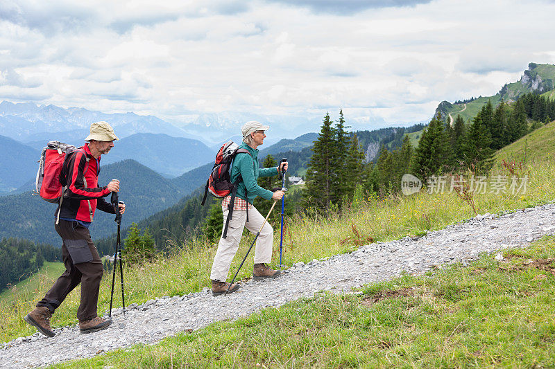 老年夫妇在山里徒步旅行