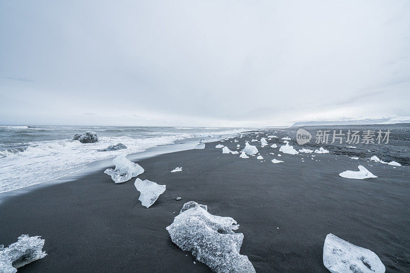 著名的黑沙滩，冰岛Jokulsarlon的钻石海滩