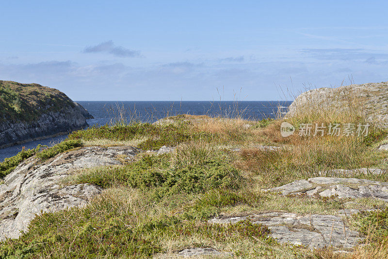 挪威峡湾的岩石海岸和平静的海水