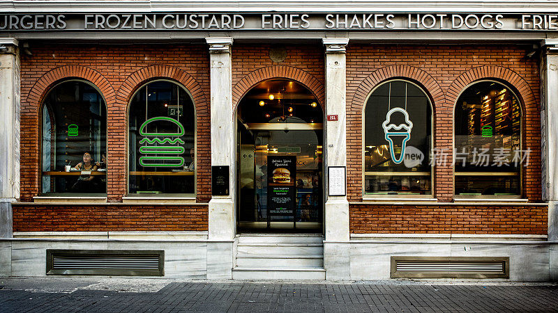 伊斯提卡尔街上的一家现代汉堡店