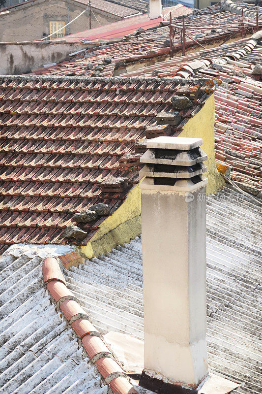 意大利乡村的烟囱屋顶瓦屋顶