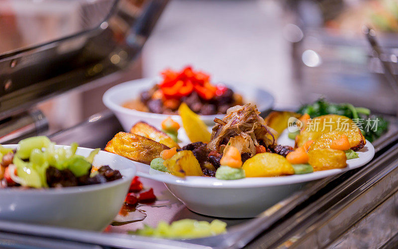 在自助餐餐