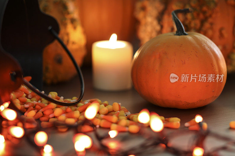 万圣节，秋天的场景与南瓜和蜡烛。