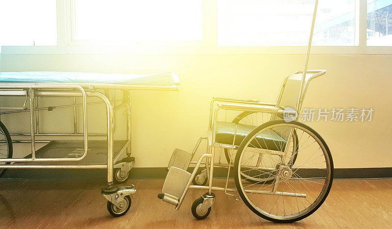 医院窗户背景上的担架、手推车和轮椅。