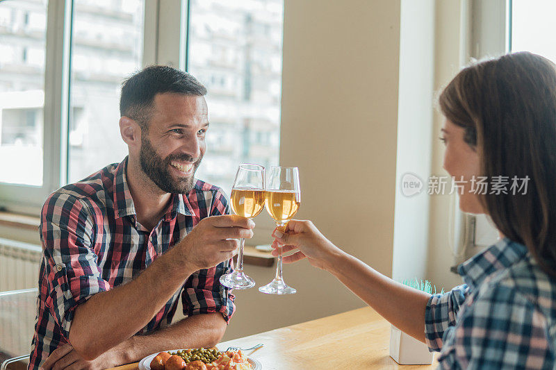 人们在庆祝祝酒词时微笑