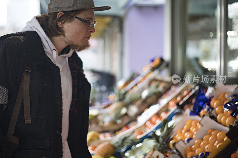 成年男性在农贸市场挑选水果