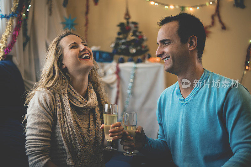 可爱的夫妇庆祝圣诞节