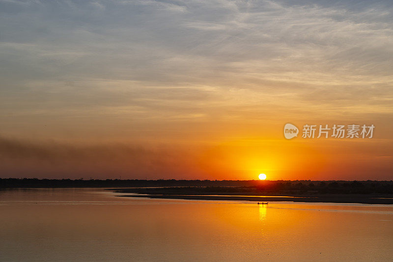 太阳升起S?o弗朗西斯科河-田园诗般的风景-河中的船只-环境保护