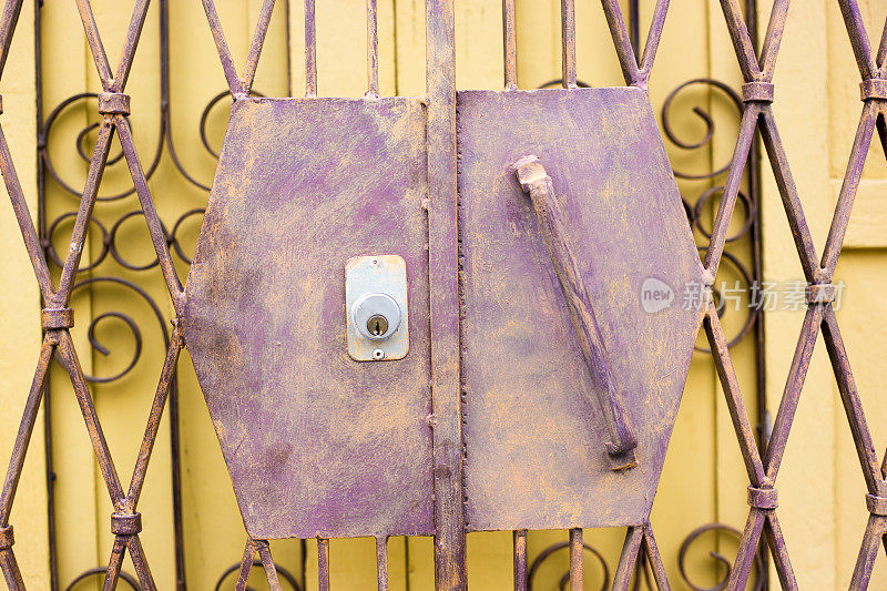 墨西哥尤卡坦:古董黄色金属门和锁细节