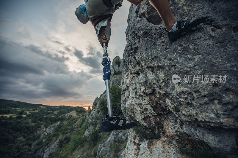 登山者用义肢攀登高山