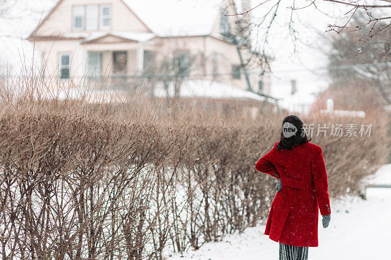 穿红衣服的女人在雪地里跳舞