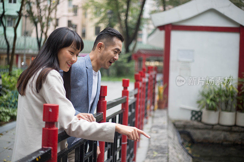 年轻的亚洲夫妇在香港漫步