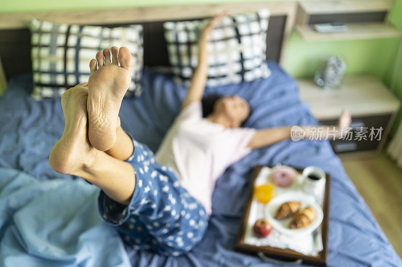 正在吃早餐的中年妇女