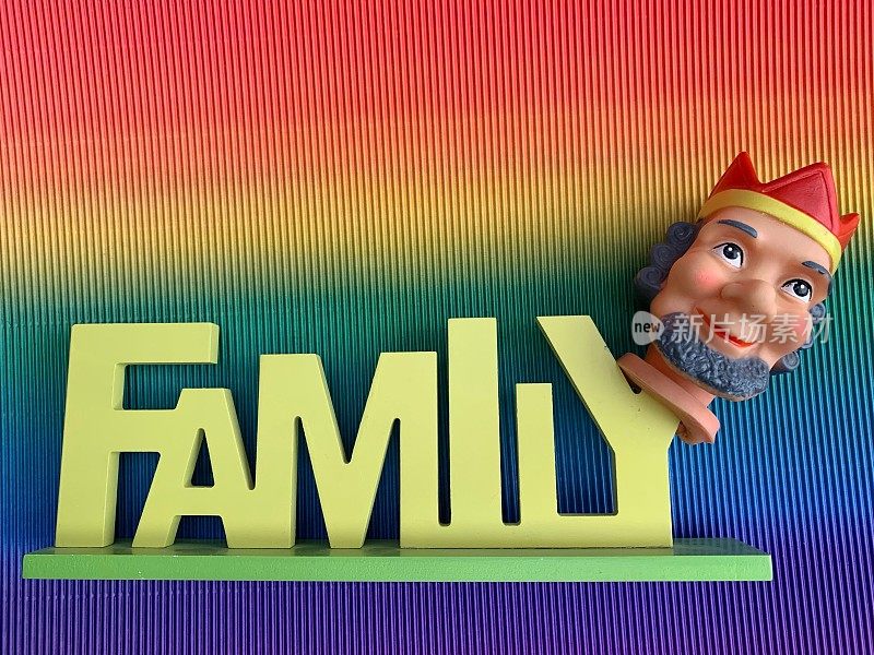 家庭是国王-复古手指punch木偶和文字家庭在彩色的背景