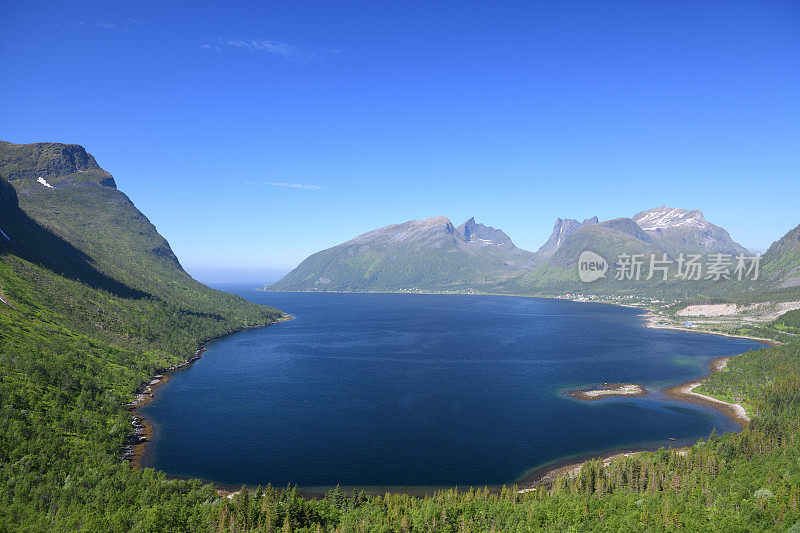 风景风景的伯格斯峡湾在Senja，挪威在阳光明媚的一天