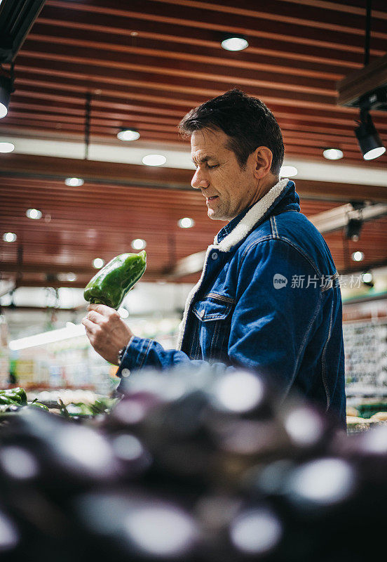 快乐的老人在超市买菜