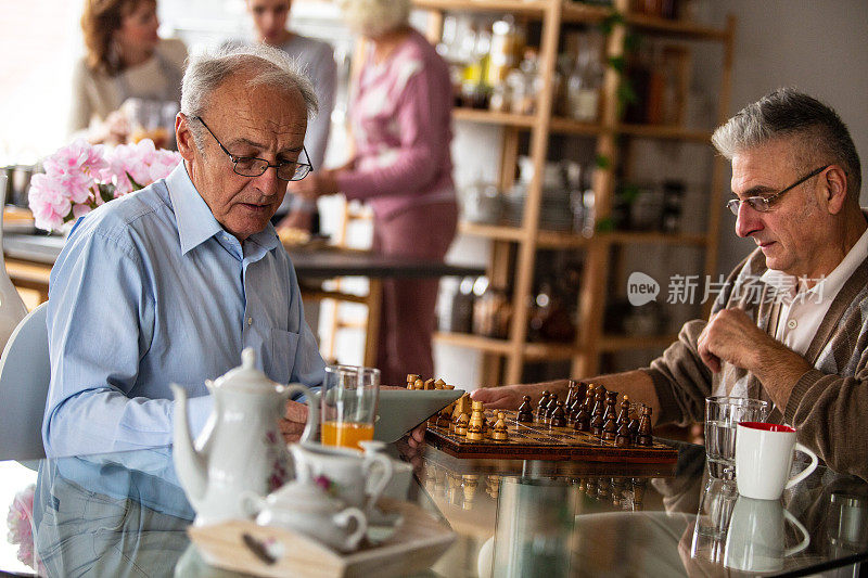 两个老人在家里下棋