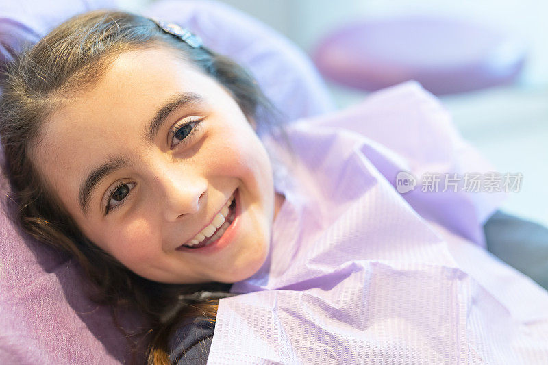 口腔卫生教育。小女孩在牙科诊所做定期检查前微笑