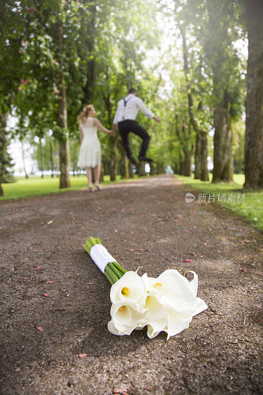 婚礼花束躺在地上，新婚夫妇离开