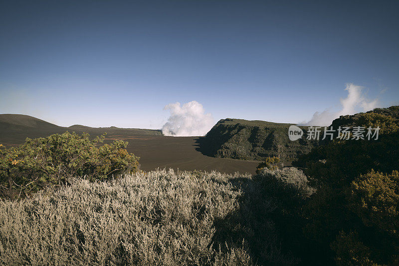 平原的黑褐色火山景观，留尼旺岛