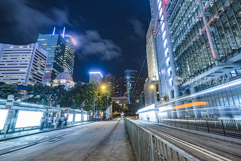 香港中环夜间街道上的汽车步道