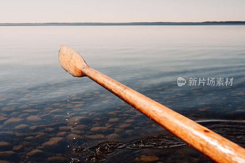 划桨的小船靠近了清澈的湖面