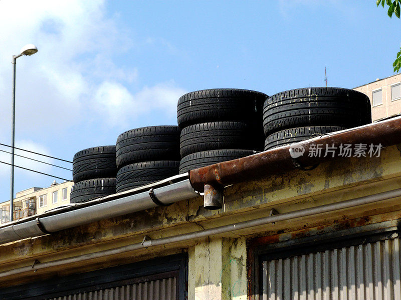 夏日蓝天下，冬季轮胎储存在车库屋顶上