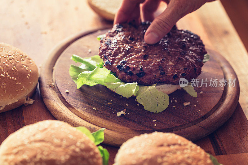 准备汉堡包，碎牛肉，特写