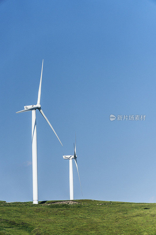 可再生能源系统。风力发电站背后有晴朗的蓝天。