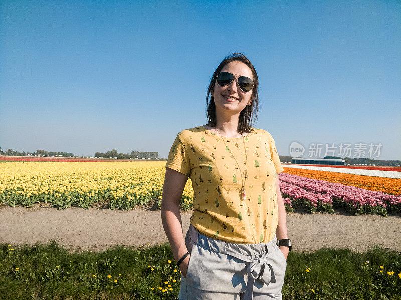 女人在五彩的郁金香地里