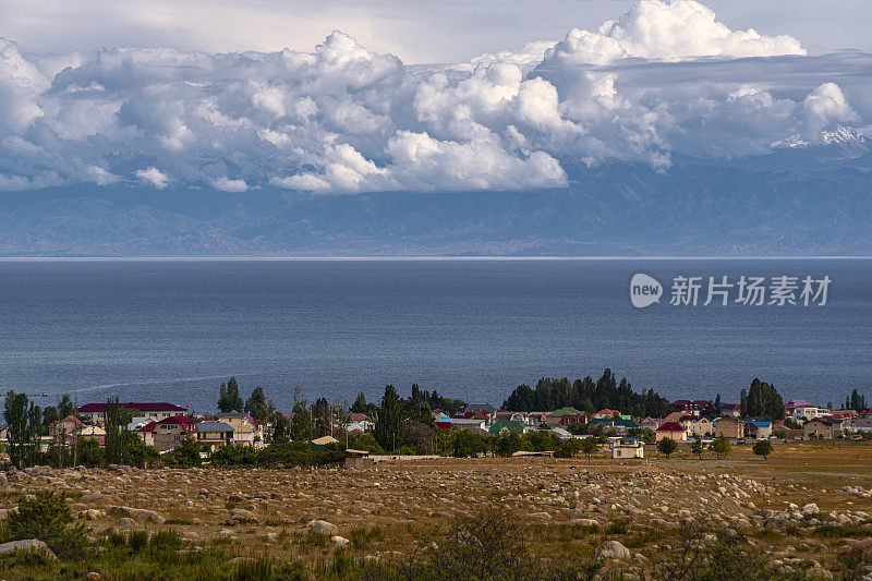 吉尔吉斯斯坦的天山和伊塞克湖。