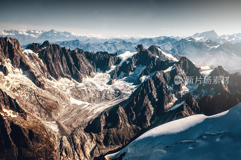 美丽的风景鸟瞰图Talefre冰川和夏蒙尼针从勃朗峰在法国阿尔卑斯山脉日落