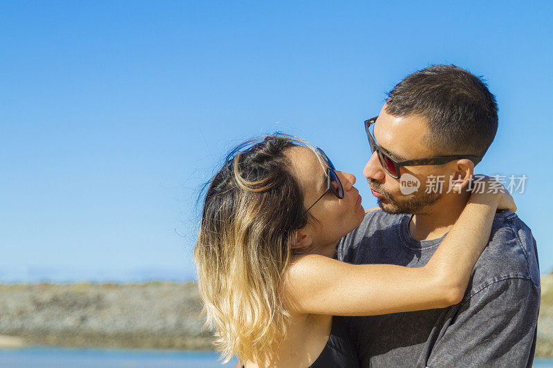 一对情侣在澳大利亚黄金海岸接吻