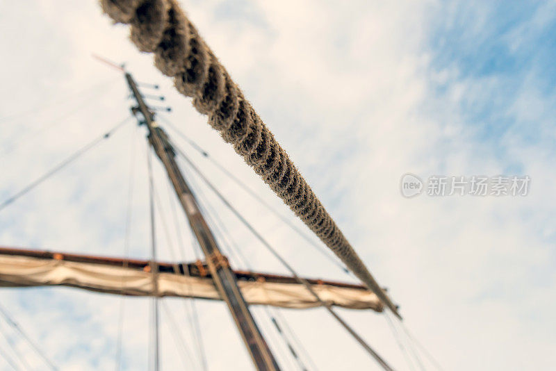 高船的桅杆、帆和护桅。索具细节