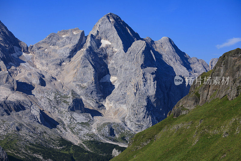 夏天的风景。意大利北部Dolomites的Fedaia山口到Pordoi山口的休息点上的马尔莫拉达冰川山的美丽景色。夏天在阿拉巴山上。