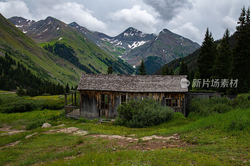 科罗拉多州西弗尔顿附近的古老矿业城镇和古老的木头建筑