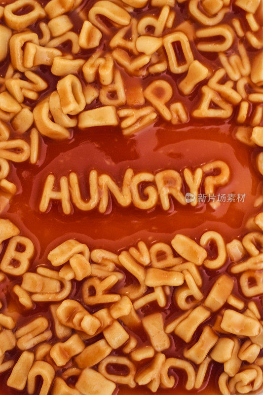 “饿了吗?用意大利面形状的字母拼出来